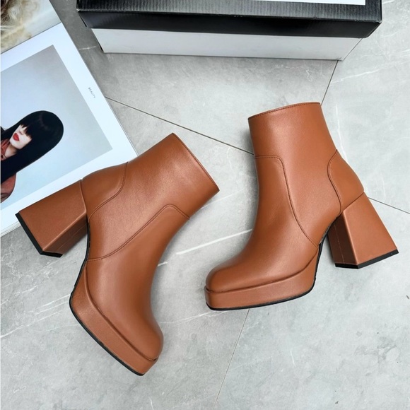 Boots on heel - Picture 2 of 4